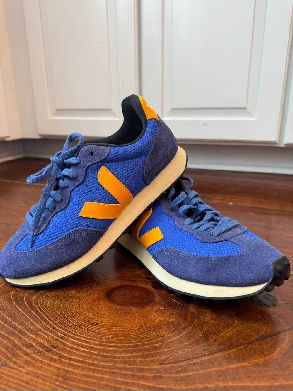 Veja WOMEN'S‎ RIO BRANCO ALVEOMESH PAROS OURO. Size 10